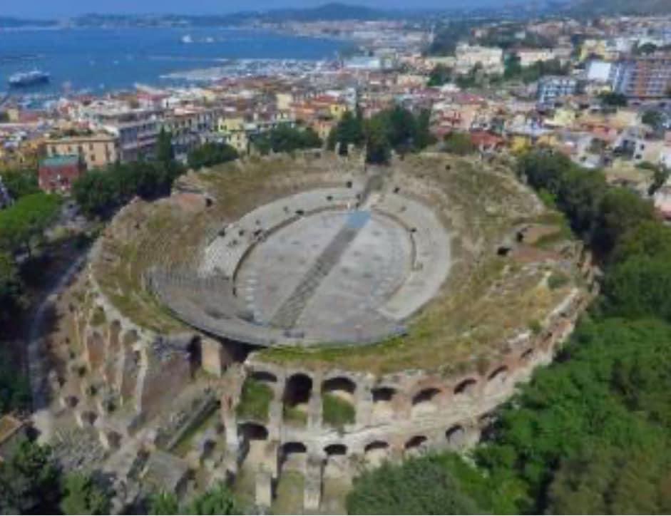 JustPaolaC's tweet photo. Cara @GiorgiaMeloni ,caro Governo,se studiaste di più la storia,sapreste che primi a costruire da noi sono stati i Romani … #puteoli #bradisismo https://t.co/e58TenpCad