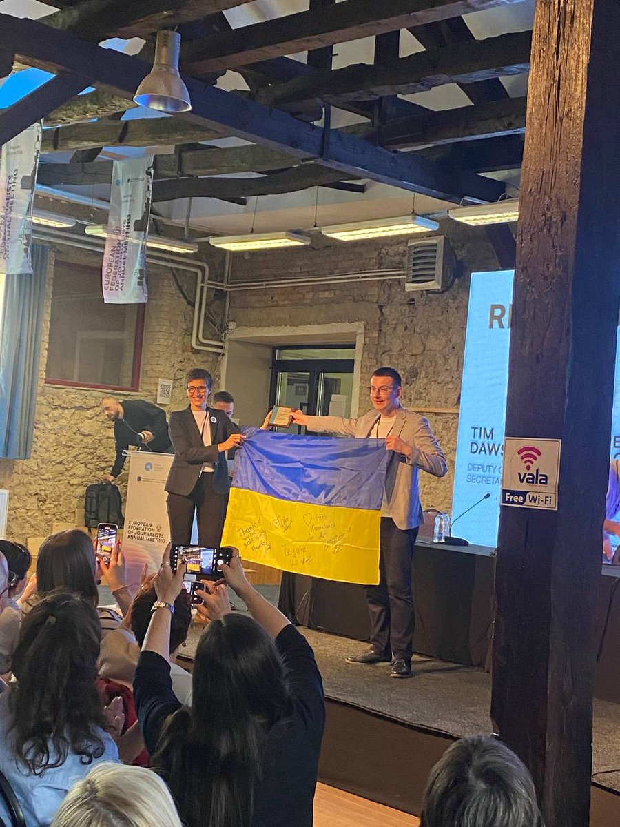 #EFJPrishtina24: Powerful moment in Prishtina. Many thanks to our front-line Ukrainian colleagues who signed this flag for the EFJ.
