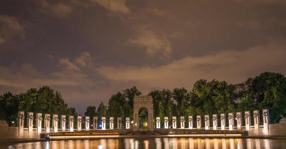 Today we pause to honor and remember those who died in brave and selfless service to our country. Learn about the history of Memorial Day in this special feature from the National Archives: archives.gov/news/topics/me… #MemorialDay @USNatArchives