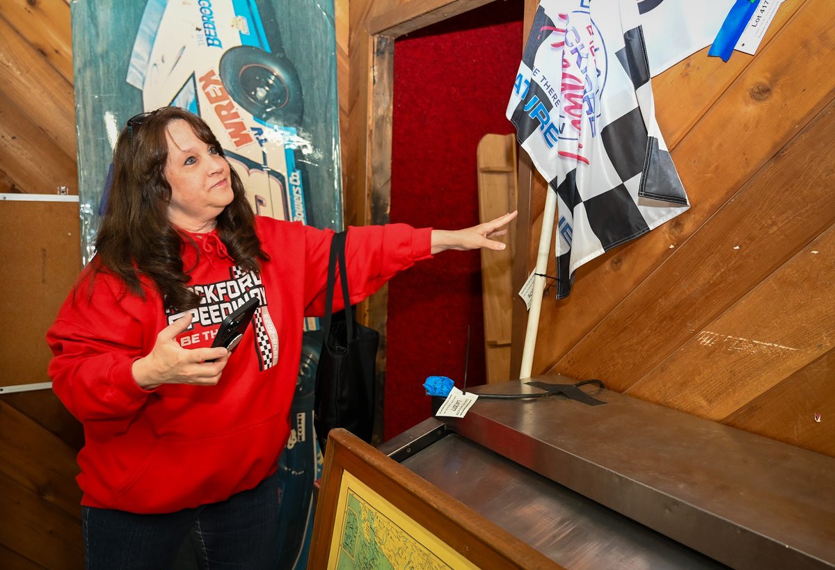 Rockford Speedway fans came for final goodbyes during the preview for an everything-must-go auction. Full story: rockrivercurrent.com/2024/05/23/nos…