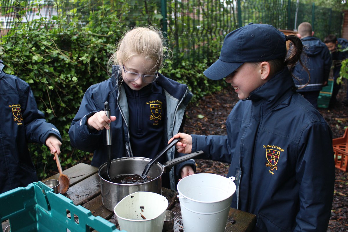 stmarys_prep's tweet image. The rain hasn’t stopped us from having fun and playing outside today! ☂️🌧

#rainydays #funoutside #freshair #funwithfriends #football #basketball #playtime