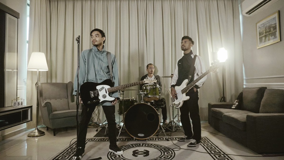 Seminggu yang lalu kami telah melancarkan video muzik terbaru berjudul ‘Menempuh Hari’ di youtube.
Terima kasih buat semua yang sudah menonton. Kepada yang masih belum, boleh klik link di bawah : 
youtu.be/C72raEO6spU?si…

Jangan lupa untuk like, comment and share ya!