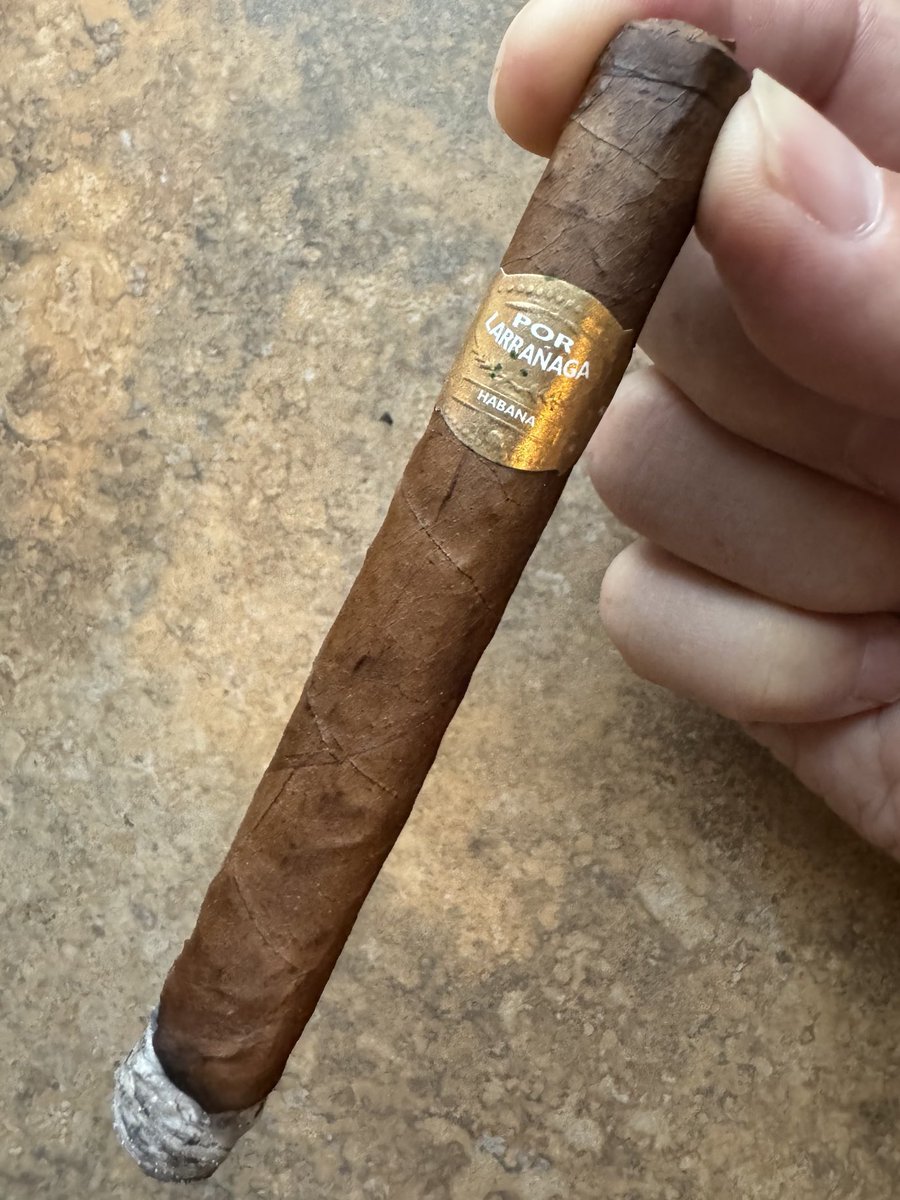 Starting off smoking this Por Larrañaga Panetelas that was discontinued in 2019 #Cigar