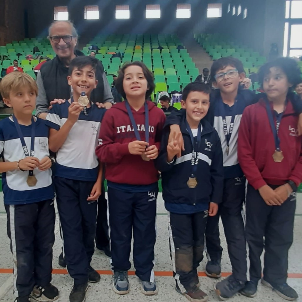 davincibogota's tweet photo. ¡Felicitaciones a nuestro grupo de estudiantes de la categoría Preinfantil por su gran desempeño en el Festival de Ajedrez #Uncoli! 🎉 El ajedrez no solo es un juego, es una herramienta valiosa para desarrollar la concentración, el pensamiento crítico y la toma de decisiones. ♟️ https://t.co/lJTpSricv2