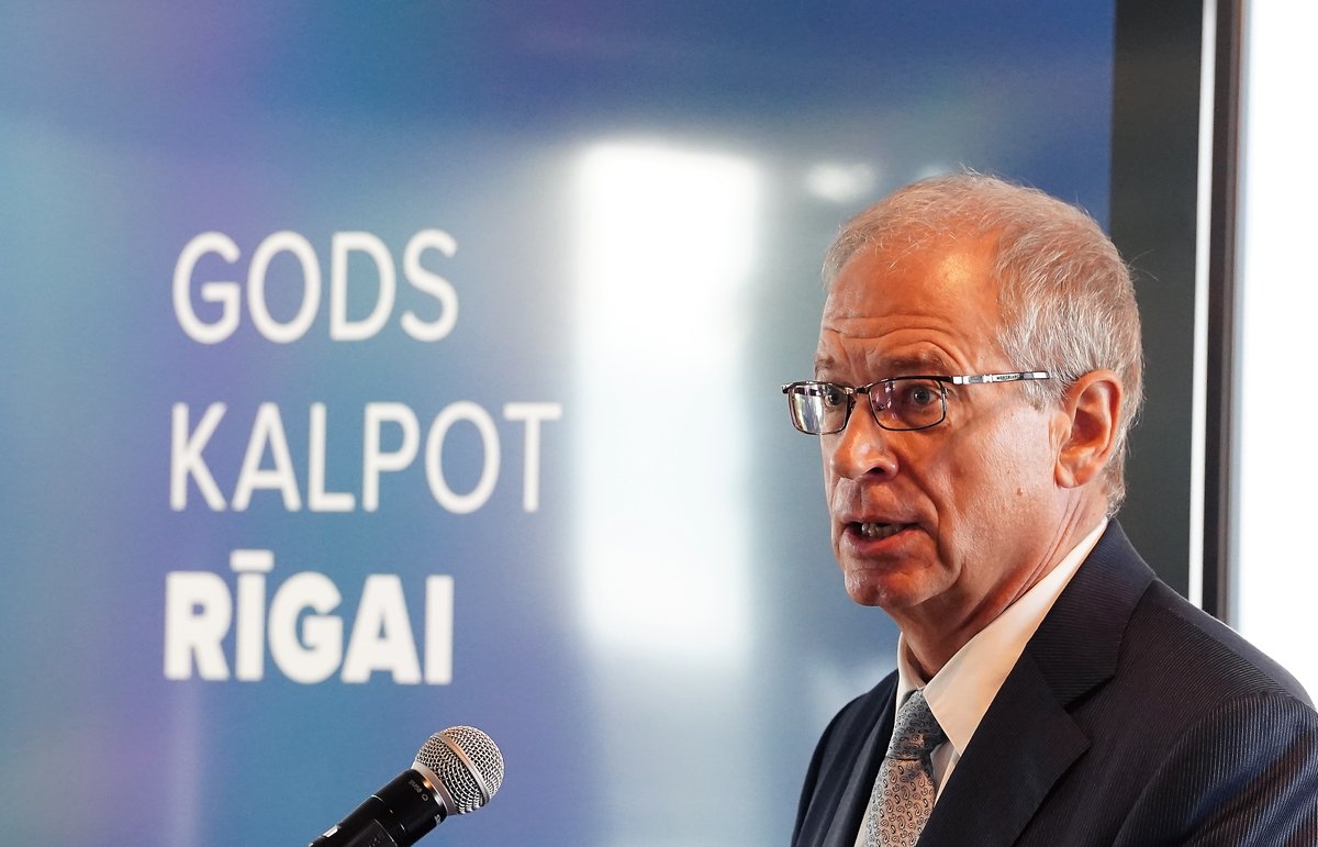 Eiropas Parlamenta deputāts Andris Ameriks nolēmis izstāties no paša savulaik veidotās partijas "Gods kalpot Rīgai", pametot politiku vismaz līdz nākamajām Saeimas vēlēšanām, kas plānotas 2026. gada rudenī.

Foto: Evija Trifanova/LETA