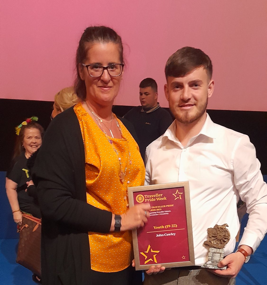 👏Congratulations to John Crawley, at today's #TravellerPride Awards. NYCI's Alison Fox was on hand to present him with his well deserved youth award at today's event as part of #travellerprideweek celebrations. #TravellerPrideWeek2024 @itmtrav @PaveePoint @InvolveYouth