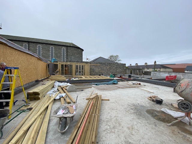 Dechreuodd <a href="/CanUcheldreCtr/">Ucheldre Holyhead</a> ar y gwaith adeiladu ym mis Tachwedd 2023 yn dilyn penodiad Grosvenor Construction sydd wedi eu lleoli yng ngogledd Cymru. Mae’r gwaith o drwsio ac adfer yr adeilad presennol wedi bod yn llwyddiant gan sicrhau bod y gwaith ymestyn yn digwydd yn gyflym.