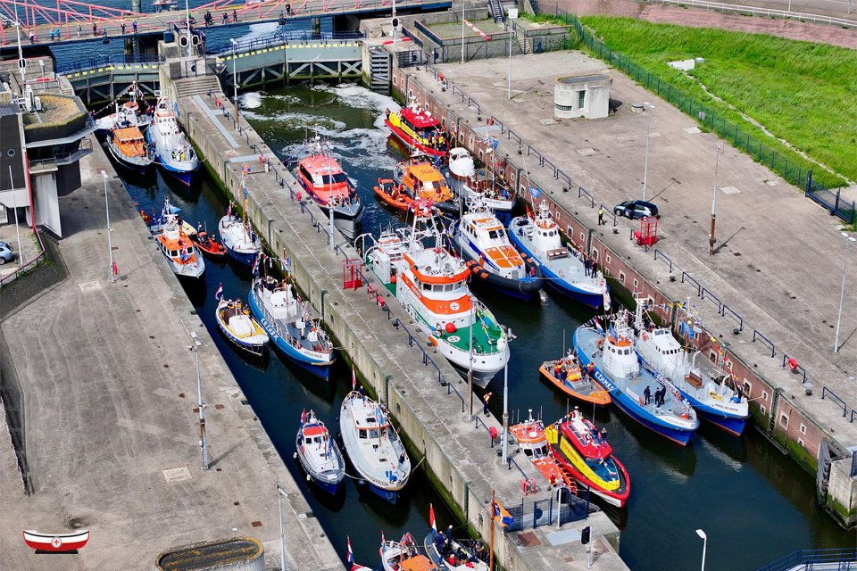 Seenotretter's tweet photo. Die int. #Seenotretter-Familie ist unterwegs nach #Amsterdam. 🤩 Der #Seenotrettungskreuzer NIS RANDERS der #DGzRS 🇩🇪 ist am Wochenende beim Jubiläum 200 Jahre @KNRM 🇳🇱 zu sehen, zusammen mit Einheiten aus 🇬🇧🇮🇪🇸🇪. 🤝 #SARfamily 📸 #FlyingFocus/Herman IJsseling (1), #KNRM (2) https://t.co/48H8j6T9LE