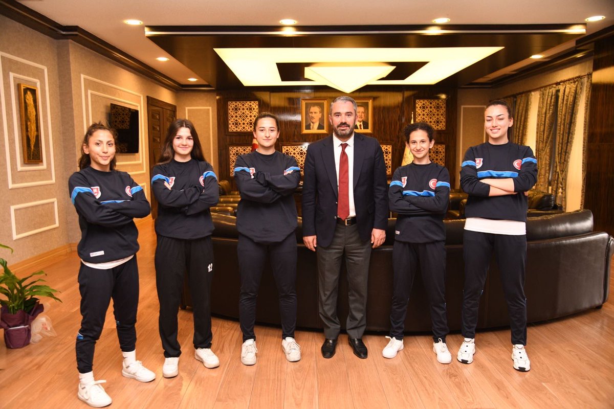 Pursaklar Belediye Spor Kulübü Başkanımız Harun Öztürk’e, Türkiye Şampiyonu Ragbi U18 Kız Takımına, Tükiye 2. si Ragbi U18 Erkek Takımına, Türkiye 3.sü Ragbi Büyük Erkekler Takımına ve milli sporcularımıza ziyaretleri için teşekkür ediyorum. Başarılarınız daim olsun çocuklar