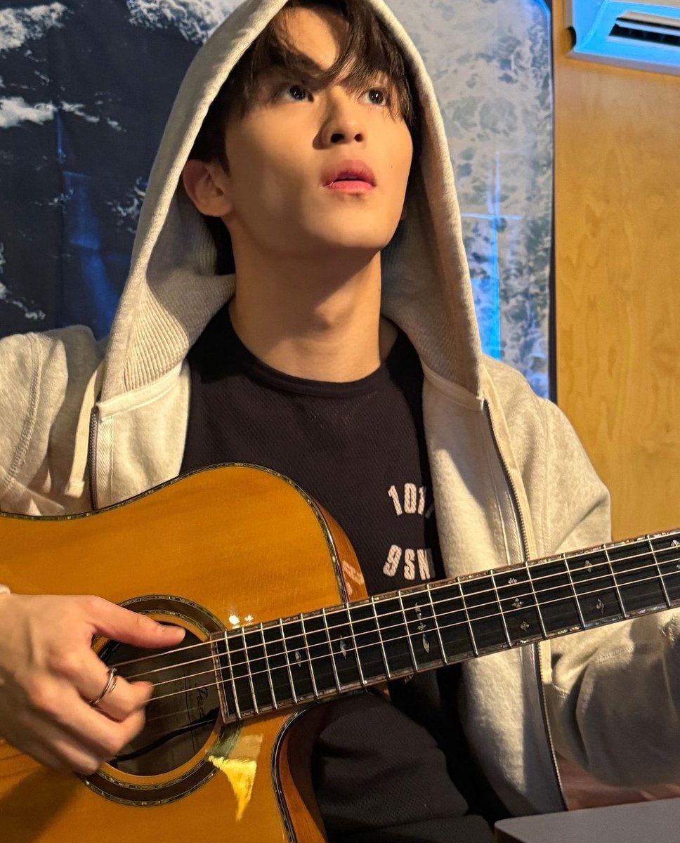 : อุ้ย ขอโทษค่ะ เข้าห้องผิด 

: อ๋อ ไม่เป็นไรครับ