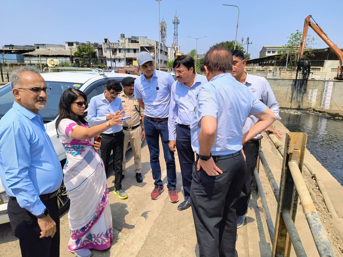 માન. કમિશ્નર શ્રીમતી શાલીની અગ્રવાલ IAS દ્વારા ઉધના ઝોન વિસ્તારમાં પ્રિમોન્સૂન કામગીરીના ભાગરૂપ ખાડી સફાઈ, ઇનલેટ ચેમ્બર સફાઈ અને અન્ય કામગીરીની સમિક્ષા કરી જરૂરી સુચના અને માર્ગદર્શન આપવામાં આવ્યું.