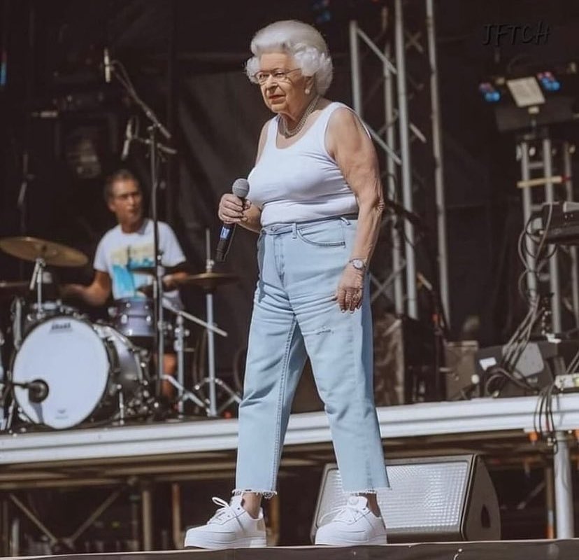 Queen performing at Live Aid (1985)