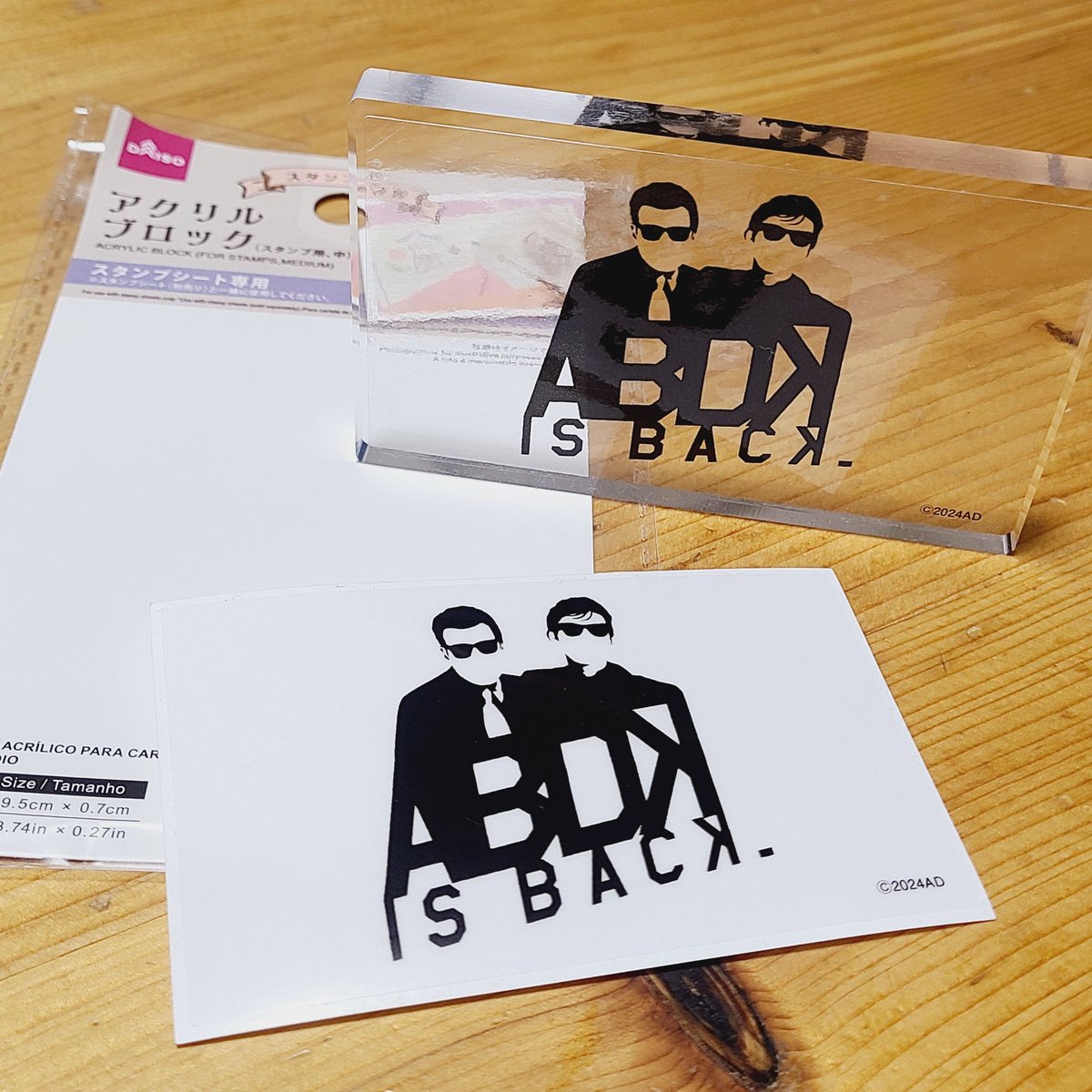 muffin92152897's tweet photo. 映画いよいよ明日だ！楽しみすぎる！！
舘さん柴田さん働きすぎで心配になるけど、たくさん番宣に出てくれてありがとうございます！見逃せない！
中華街でもらったシール、DAISOのアクリルブロックに貼ったらめちゃ良い！
#あぶない刑事 #あぶ刑事 
#舘ひろし #柴田恭兵 #浅野温子 #仲村トオル https://t.co/TVG366ujqi
