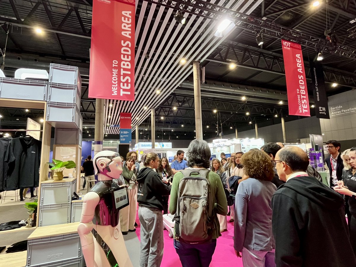 La direcció executiva d'empresa de @barcelonactiva ha fet un tour per diverses empreses a l'@IOTSWC!

#ArgosCorp, #ESED, @Eurecat, #DracoSystems, @PALRobotics, @iotsens i @itenbattery han compartit els seus projectes i solucions tecnològiques més innovadores.🔛