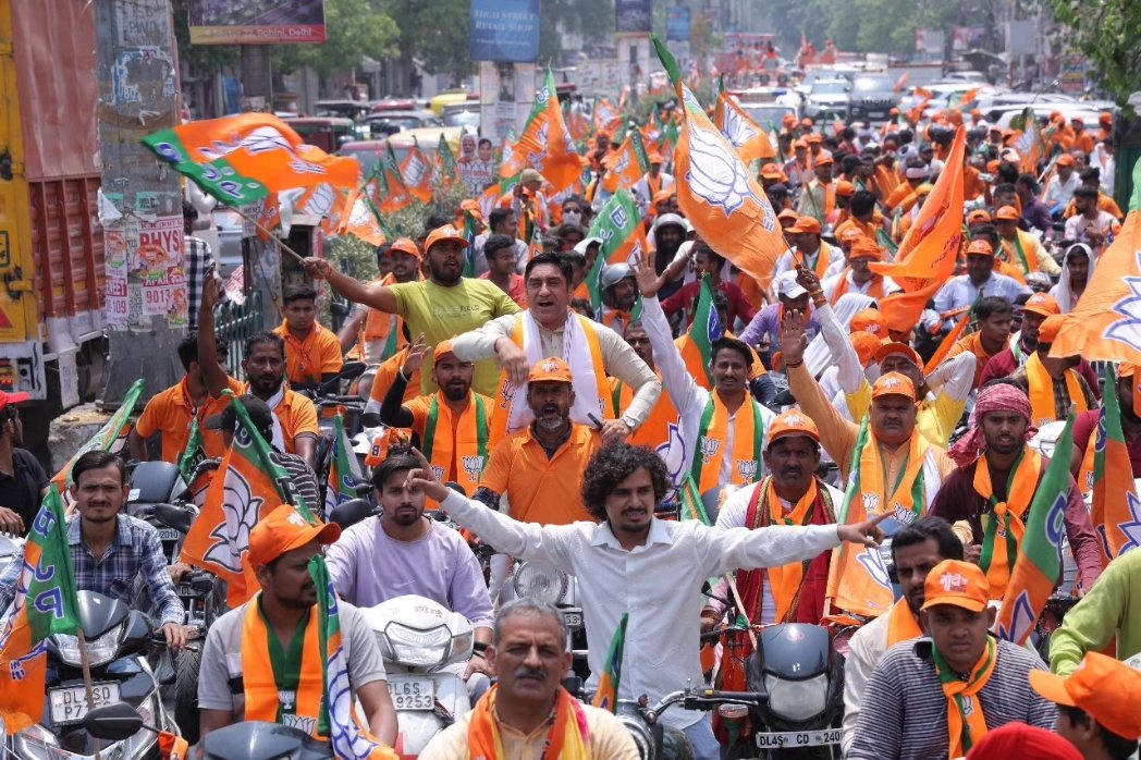 yogenderchando1's tweet photo. विकसित भारत का संकल्प होगा साकार
फिर एक बार मोदी सरकार 

आज बाहरी दिल्ली में जनसंपर्क के दौरान श्री @BhajanlalBjp जी माननीय मुख्यमंत्री राजस्थान सरकार, श्री @ArunSinghbjp  जी मा.राष्ट्रीय महामंत्री भाजपा, भाजपा नेत्री श्रीमती @rupaliGanguly05 जी के साथ सहभागिता रही, इस दौरान उत्तर पश्चिम देवतुल्य जनता-जनार्दन से आगामी लोकसभा चुनावों में समर्थन की अपील की। 

उत्तर पश्चिम दिल्ली लोकसभा पूरी तरह मोदीमय और भाजपामय हो चुकी है। एक बार फिर सभी सात सीटों पर प्रचंड जीत के साथ कमल खिलेगा। आदरणीय प्रधानमंत्री श्री नरेंद्र मोदी जी के नेतृत्व में देश को भ्रष्टाचार मुक्त बनाने के प्रयास जारी हैं। आने वाले दिनों में ऐसे प्रयासों को गति देने के लिए पूरा देश आदरणीय मोदी जी के साथ है। 

जनसंपर्क के दौरान उत्तर पश्चिम लोकसभा की जनता जनार्दन का भाजपा को समर्थऩ एवं सभी कार्यकर्ताओं का अपार उत्साह यह संकेत कर रहा है कि जनता ने प्रत्येक बूथ को कमलमय बनाने का मन बना लिया है।

#YogenderChandolia #BJP4INDIA #LokSabhaElections2024 #NorthWest #PhirEkBarModiSarkar #AbkiBaar400Paar #BJP4Delhi #Delhi #ModiJiKaYogender
#EveryVoteMatters #ChunavKaParv #DeshKaGarv #IVote4Sure #NothingLikeVoting #SaathChalengey #VoiceYourChoice #EveryVoteCounts #MeraVoteDeshKeyLiye #VoteKar #MyFirstVote #DemocracyMatters
#DilMeinModiDilliMeinModi
#ModiKiGuarantee #NaMoAgain #LokTantraUtsav

@narendramodi @JPNadda @AmitShah @OPDhankar @Virend_Sachdeva @PavanRanaRSS  @bjp4india @bjp4delhi @blsanthosh