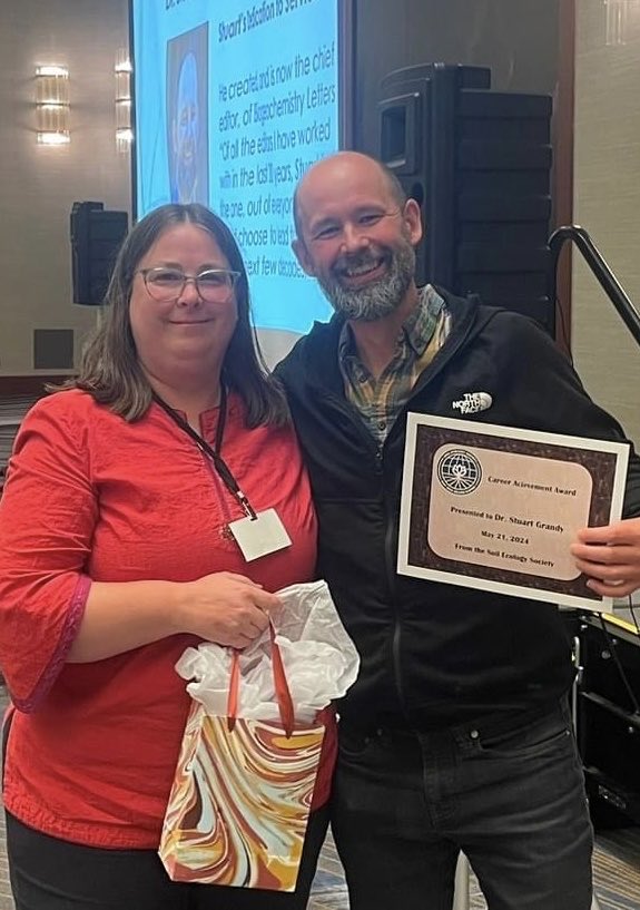 Thanks ⁦<a href="/soilecol/">Soil Ecology Society</a>⁩ for the Professional Achievement Award. It was a fabulous honor! Great to interact with lots of promising early career scientists and other teachers, industry, extension and research folks elevating soils.    #soilhealth #SES2024