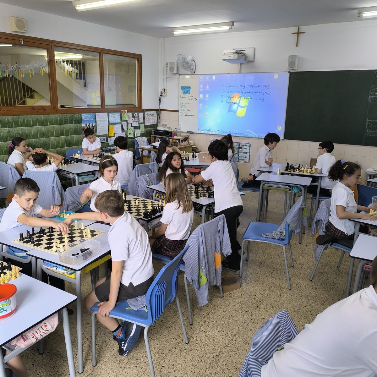 manyanetblanes's tweet image. Los niños y niñas de tercero practicamos nuestras habilidades con diferentes modos de juego. #3rEP #josocmanyanet #blanes #ajedrez #escacs #chess ♟️