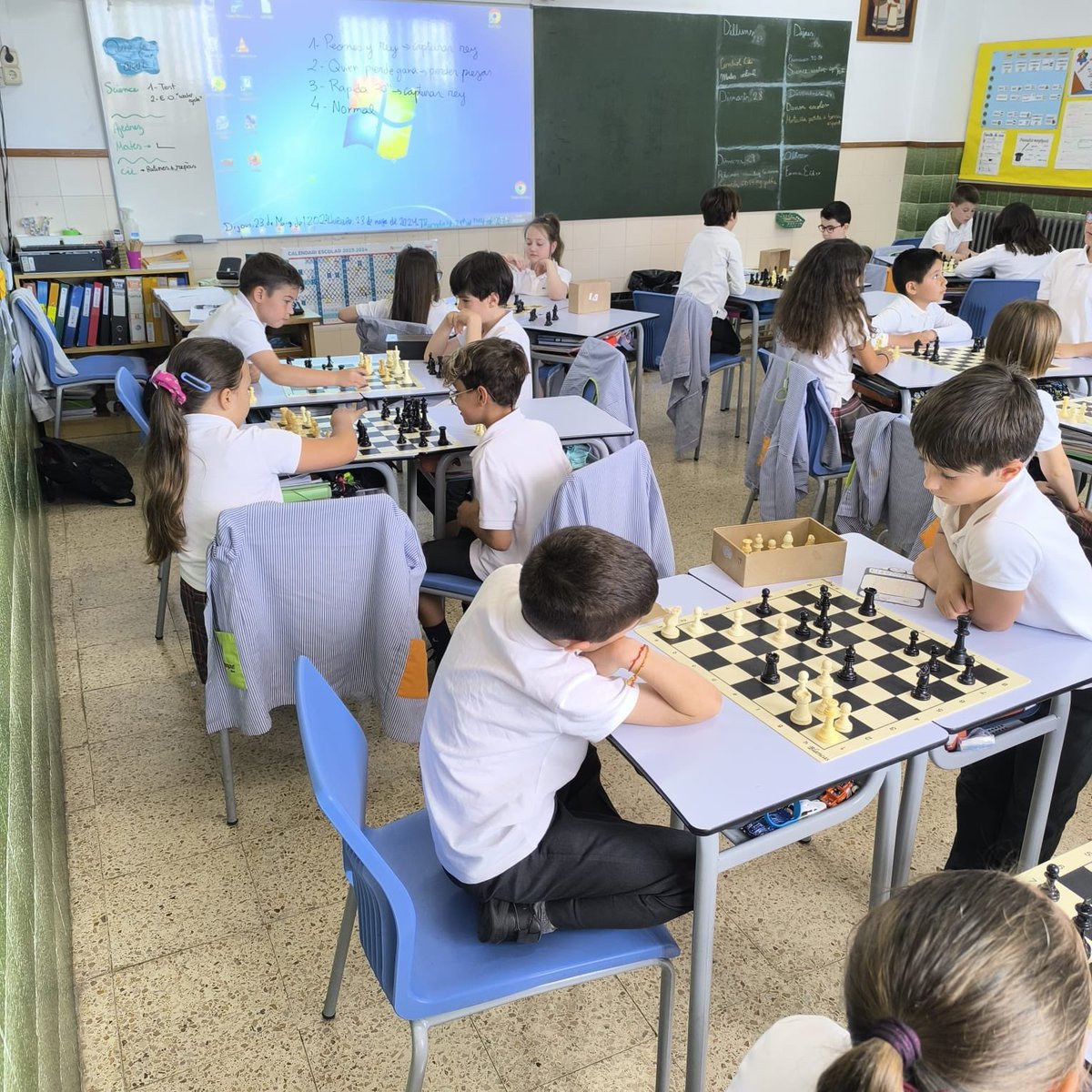 manyanetblanes's tweet image. Los niños y niñas de tercero practicamos nuestras habilidades con diferentes modos de juego. #3rEP #josocmanyanet #blanes #ajedrez #escacs #chess ♟️