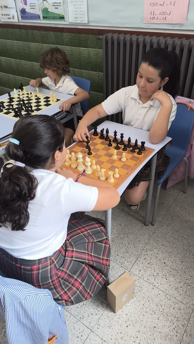 manyanetblanes's tweet image. Los niños y niñas de tercero practicamos nuestras habilidades con diferentes modos de juego. #3rEP #josocmanyanet #blanes #ajedrez #escacs #chess ♟️