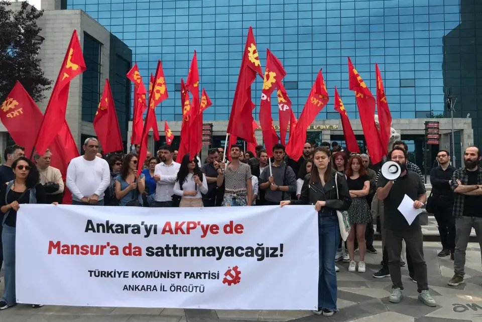 Bugün #AtatürkOrmanÇiftliği dahil halka ait 27 arsanın satışının görüşüldüğü sırada Ankara Büyükşehir Belediyesi binası önündeydik. Ankaralıları kentimizin yağmalanmasına karşı ses çıkarmaya, kamu arazilerine sahip çıkmaya çağırdık. Açıklamanın ardından bir parti heyeti, ihale