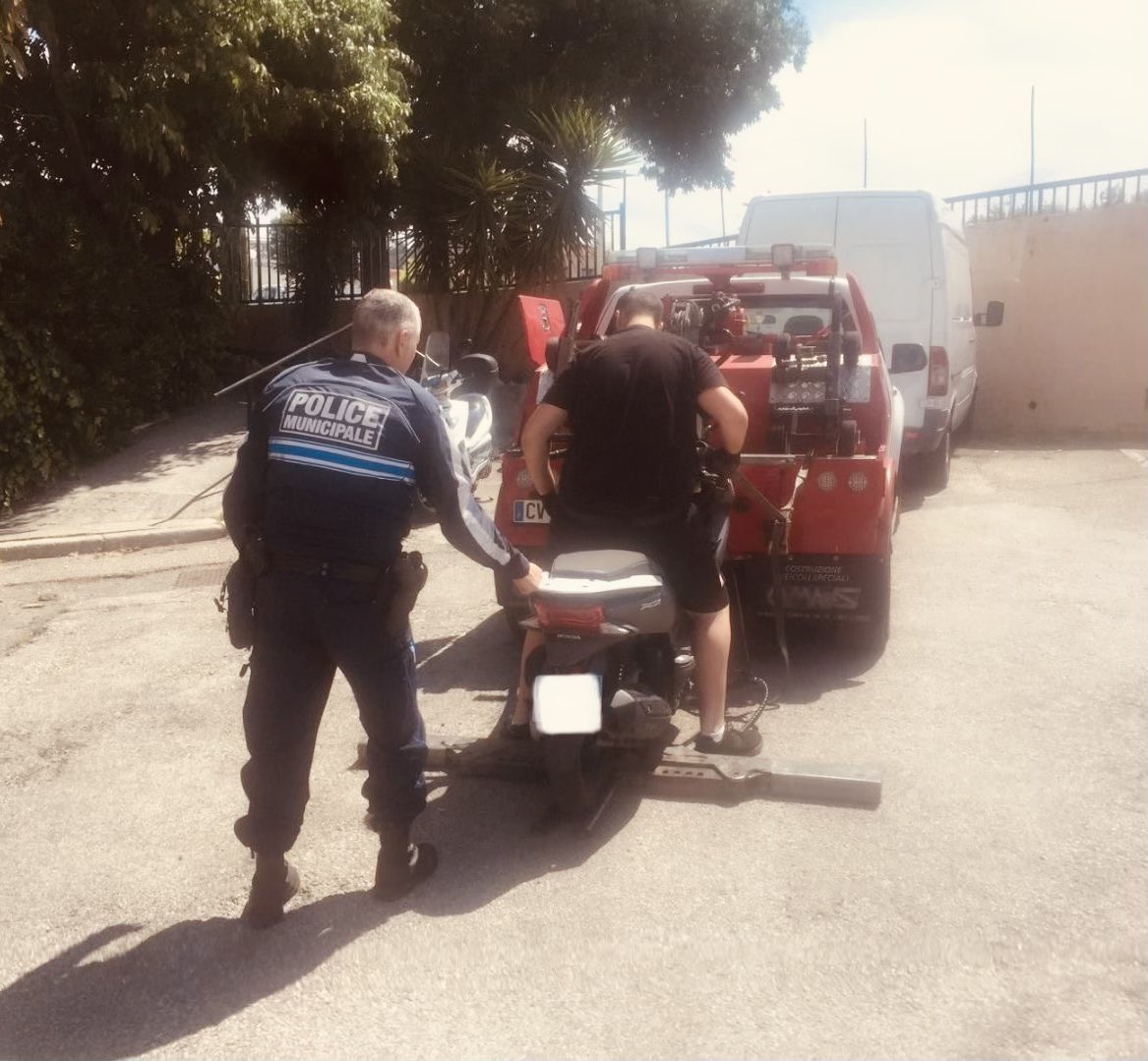 Un de plus. Saisie ce matin par la Police Municipale d’un véhicule utilisé dans le cadre de rodéos urbains (et dans le cas présent signalé comme volé). Le 7ème depuis le début de l’année. De moins en moins grâce à ce travail. On continue notre lutte. Méthodique et intransigeante.