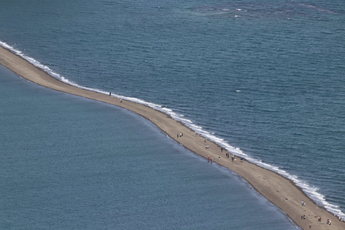 SSR_photon's tweet photo. 指宿 知林ヶ島
3～10月の大潮の時間帯にのみ現れる九州と知林ヶ島を結ぶ砂州。
ちりりんロードという愛称がある。
分かりづらいかもしれ��いが、この手の砂州の中では今まで見た中で最も綺麗に細長く続いていて見応えがあった。

 #ファインダー越しの私の世界 
 #カメラ好きな人と繋がりたい https://t.co/oHpdIZ6VYg