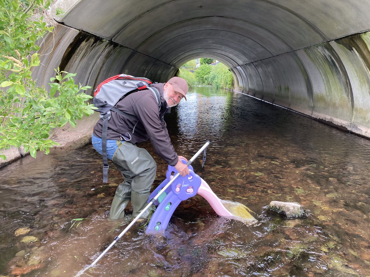 An interesting morning wading the River Bride with marine biologist Kristina. By complete coincidence we bumped into Professor Jason Luscier from Le Moyne college, New York who was in Blackpool looking to photograph dippers. We had a great chat and also retrieved a slide. #cork