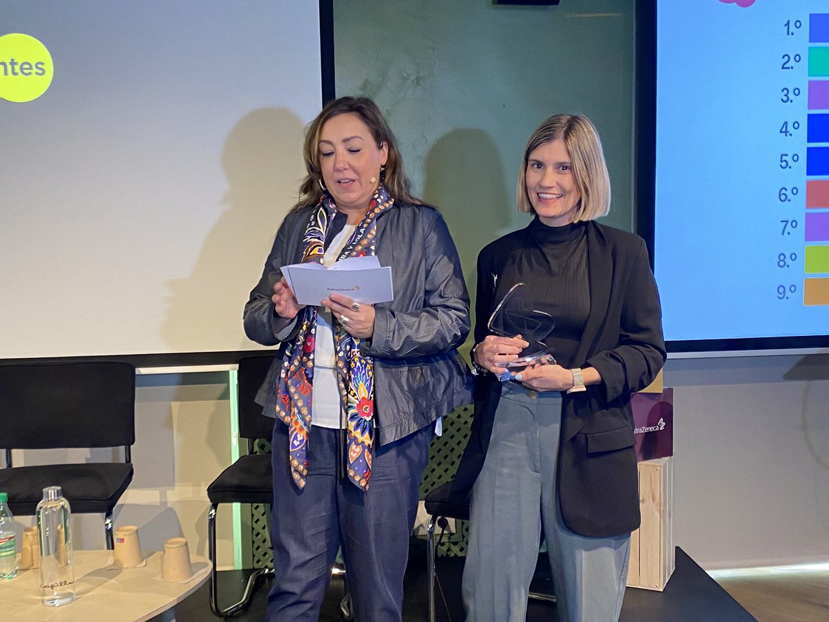 Hemos podido finalizar el acto recibiendo el 2º premio por parte de @AstraZenecaES al póster de organizaciones de pacientes 🥳🥳 ¡Un gran acto con una gran meta: los pacientes! 🌟💪 #Salud #FNETH