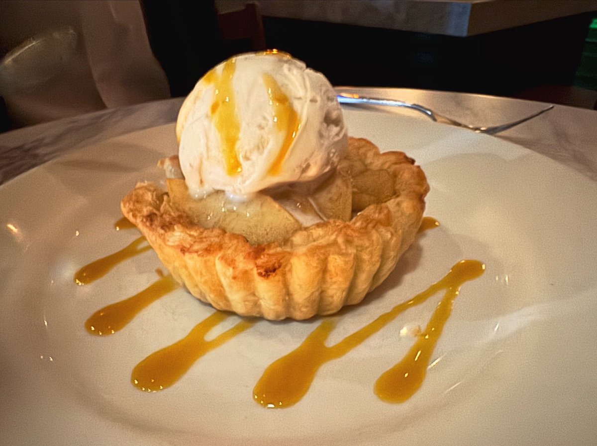 Who’s in the mood for a @mannysbistrony warm apple tart? Bon appetit! . . #mannysbistro #mannysbistrony #appletart #apple #tart #nyc #newyork #bonappetit #desserts #dessert #sweets #newyorkcity #nomnom #nomnomnom #upperwestside