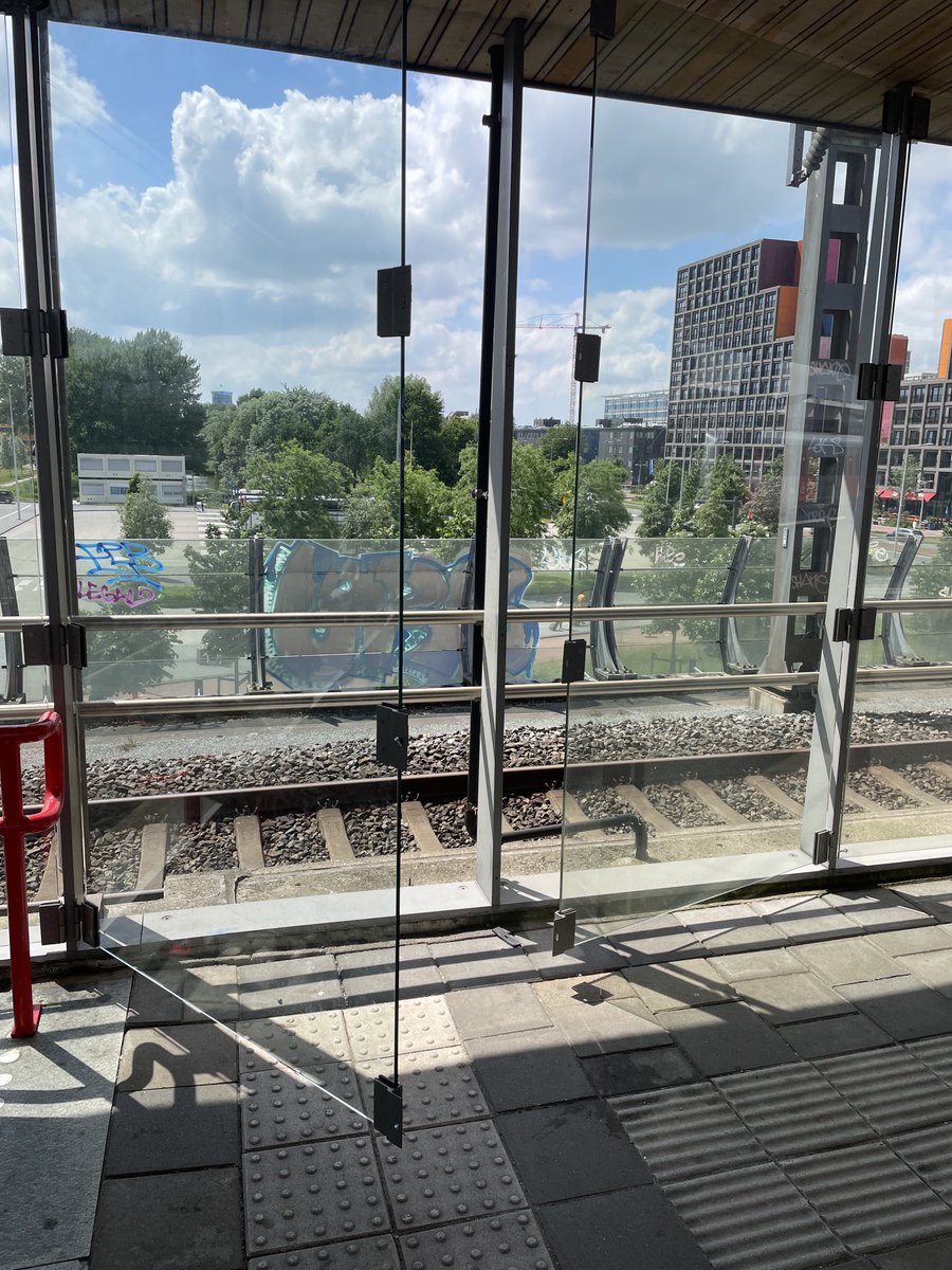 ⁦<a href="/NS_online/">NS online</a>⁩. Holendrecht spoor 5. klappert in lichte wind en als trein langsdonderd heen en weer. Schroeven zijn los(gehaald?).. niet veilig