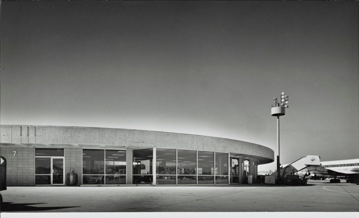 San Diego, Terminal 1 (opened 1967, expanded), by Paderewski Dean & Associates. 📷Julius Shulman/J. Paul Getty Trust. #airportarchitecture instagram.com/p/C7P9qoYBlXK/
