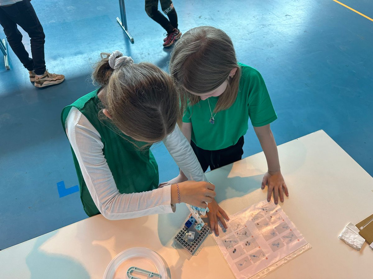𝐉𝐞𝐮𝐱 𝐑𝐨𝐛𝐎𝐥𝐲𝐦𝐩𝐢𝐪𝐮𝐞𝐬 : 1ère journée de rencontre à Sarralbe pour 130 élèves de CM1-CM2 ⤵️
Depuis sept. 2023, 12 classes participent à ce projet transdisciplinaire qui a pour objectifs de développer leurs compétences numériques, robotiques, artistiques et orales.