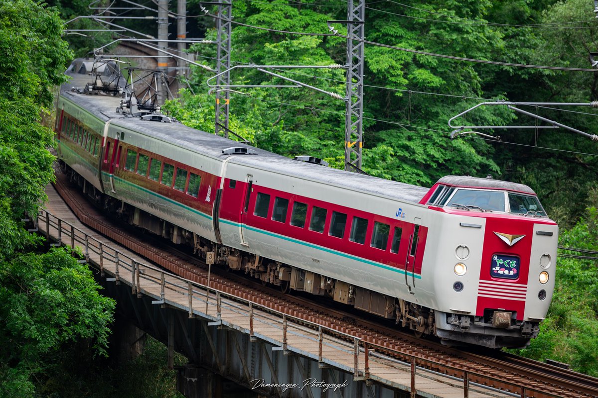 4連でも出雲市方が大ロゴなだけで感謝感激雨霰。

今までの日常がすでに非日常になっているのを痛感・・・

日によっては進行方向ゆったりの大ロゴが撮れるの、1回しかないですもんね・・・