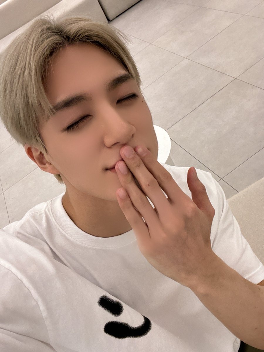 wpswps23's tweet photo. 하 .. 저번주 입국할때 손톱 조금 길렀길래 다듬겠구나 했는데 또 깔끔바이오캔디 만들어왔어 😇😇😇 https://t.co/Nio1fx6mhH