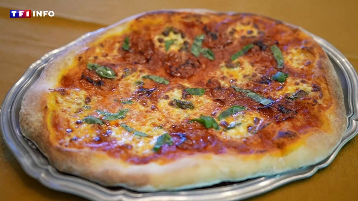 Bon et pas cher : la recette de la traditionnelle pizza italienne ➡️ l.tf1info.fr/O6F