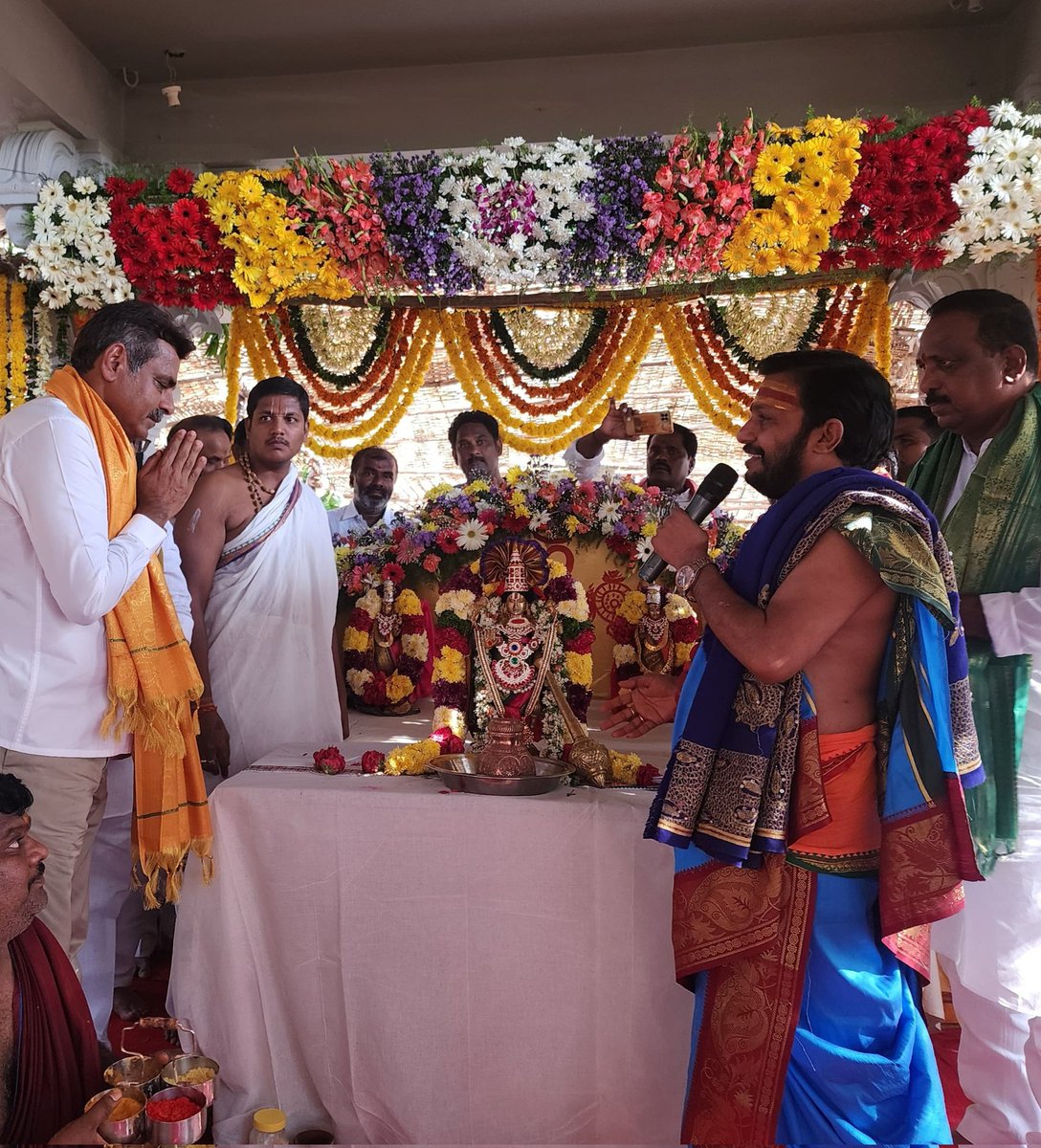 One of the most beautiful Temple in Chevella Parliament constituency... Shree Lakshmi Chenakeshava Swamy Temple in Ootlapally in Kandakur mandal.... In the midst of huge boulders inside a cave. Just returning after Kalyanam. 1/n