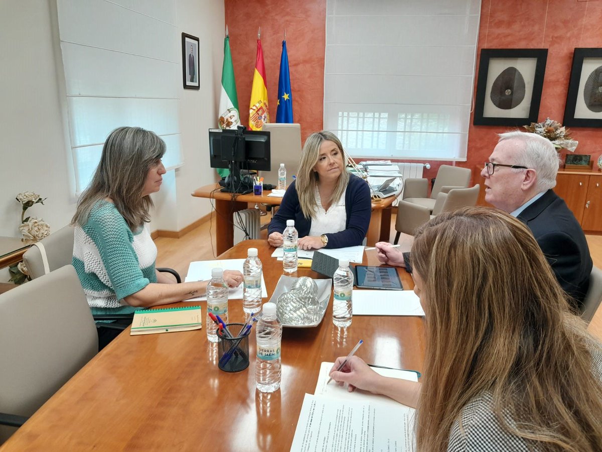 👥 Reunión de trabajo entre la delegada de @saludand y la gerente de @adaceajaen. @eggonzalez78 y María Muñoz han analizado la labor conjunta que lleva a cabo la Delegación con la Asociación de Daño Cerebral Adquirido.