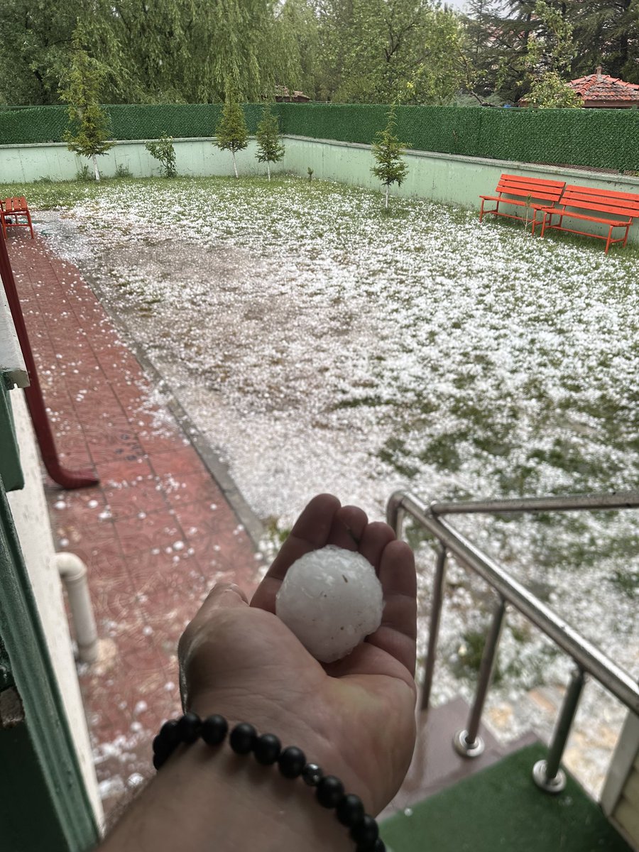 MahoKoroglu's tweet photo. @HavaForum Eskişehir’de yağan dolu bugün 1 saat öncesi. https://t.co/z7WorSXk0k