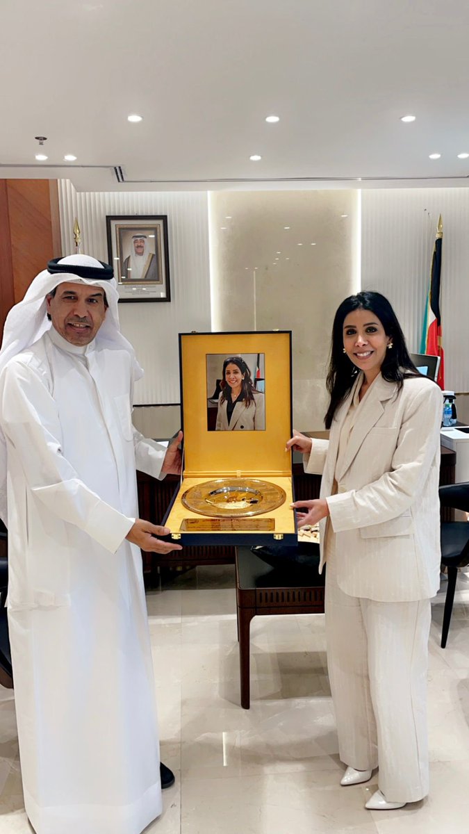 معالي وزيرة الأشغال والبلديه الدكتوره نوره المشعان تستقبل رئيس اللجنه التنسيقيه لـ #مدينة_جابر_الاحمد السكنيه السيد محمد الضوي الشمري، 
<a href="/MAldhawy/">محمد الشمري ( جابرالأحمد )</a> الذي قدم لها درع شكر وتقدير عرفانًا بدور الوزيره المشعان في التعاون مع اللجنه التنسيقيه من أجل خدمة مدينة جابرالأحمد وأهلها .