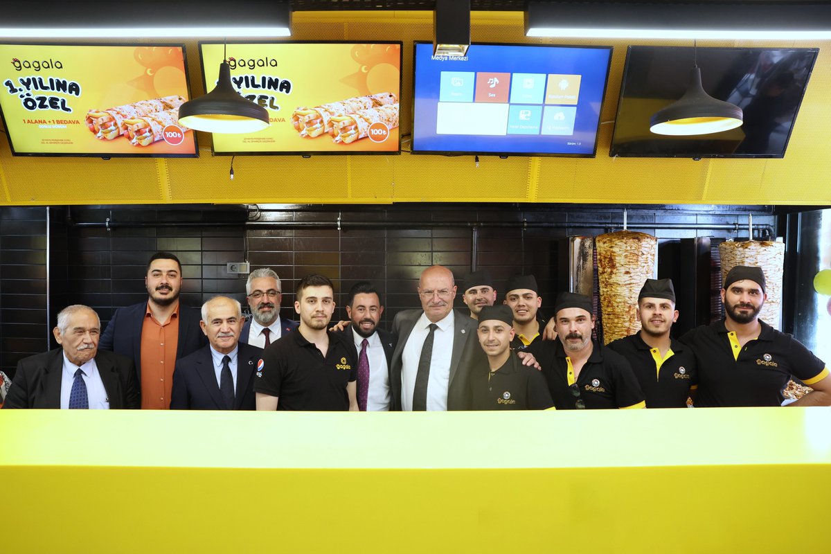 Ankara Ticaret Odası Yönetim Kurulu Başkanı @GurselBaran, Meclis Başkanı @MustafaDeryal ile birlikte, ATO'nun 60 No'lu Restoran, Lokanta, Kafe Hizmetleri Meslek Komitesi Meclis Üyesi @HakanSancur'un Etlik'te faaliyete başlayan işletmesinin açılışına katılarak, hayırlı kazanç