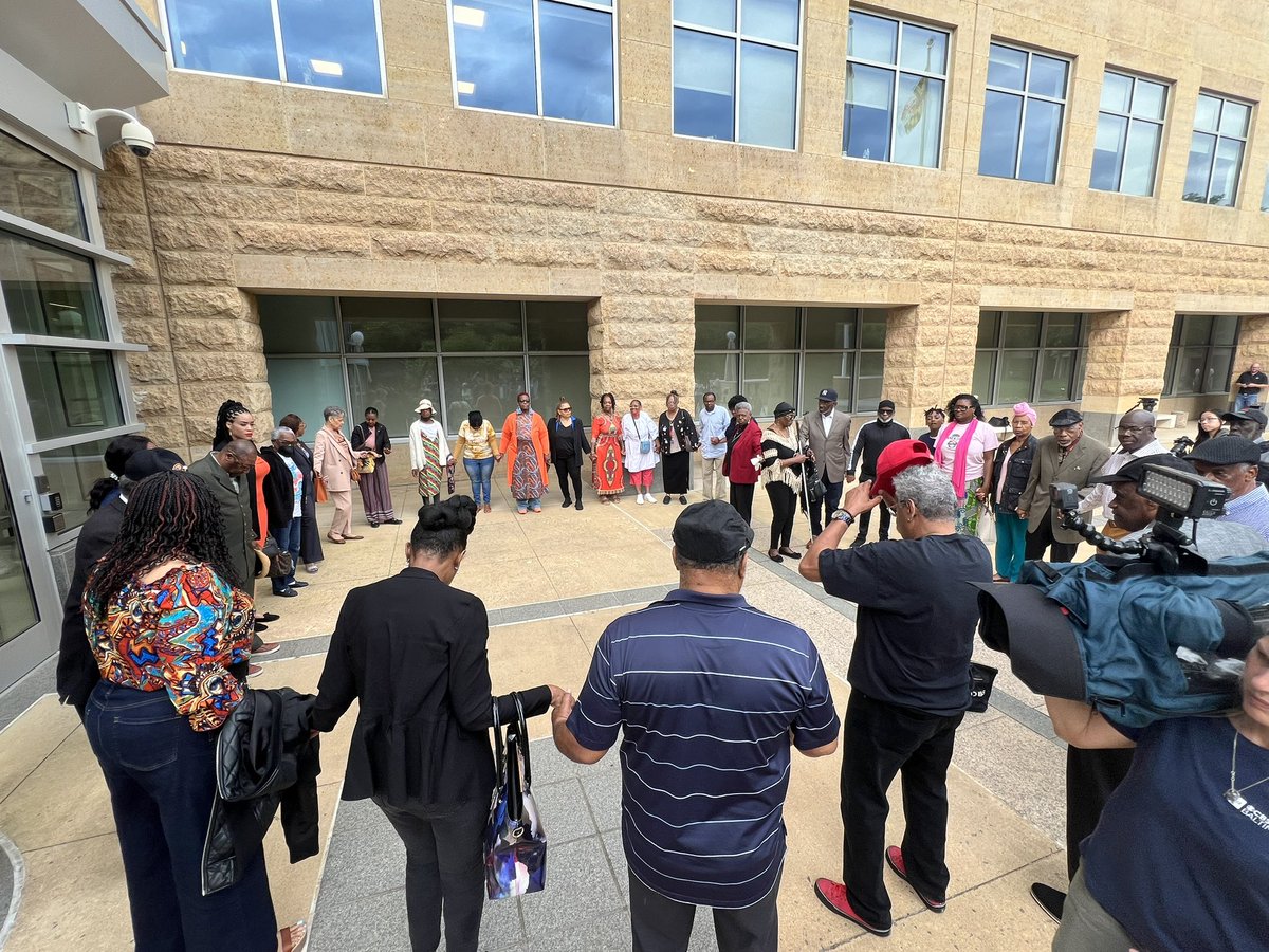 At the Greenbelt federal courthouse, where there is currently a prayer circle for Marilyn Mosby as there has been no word of a pardon from President Biden and sentencing is on track to begin thebaltimorebanner.com/community/crim…