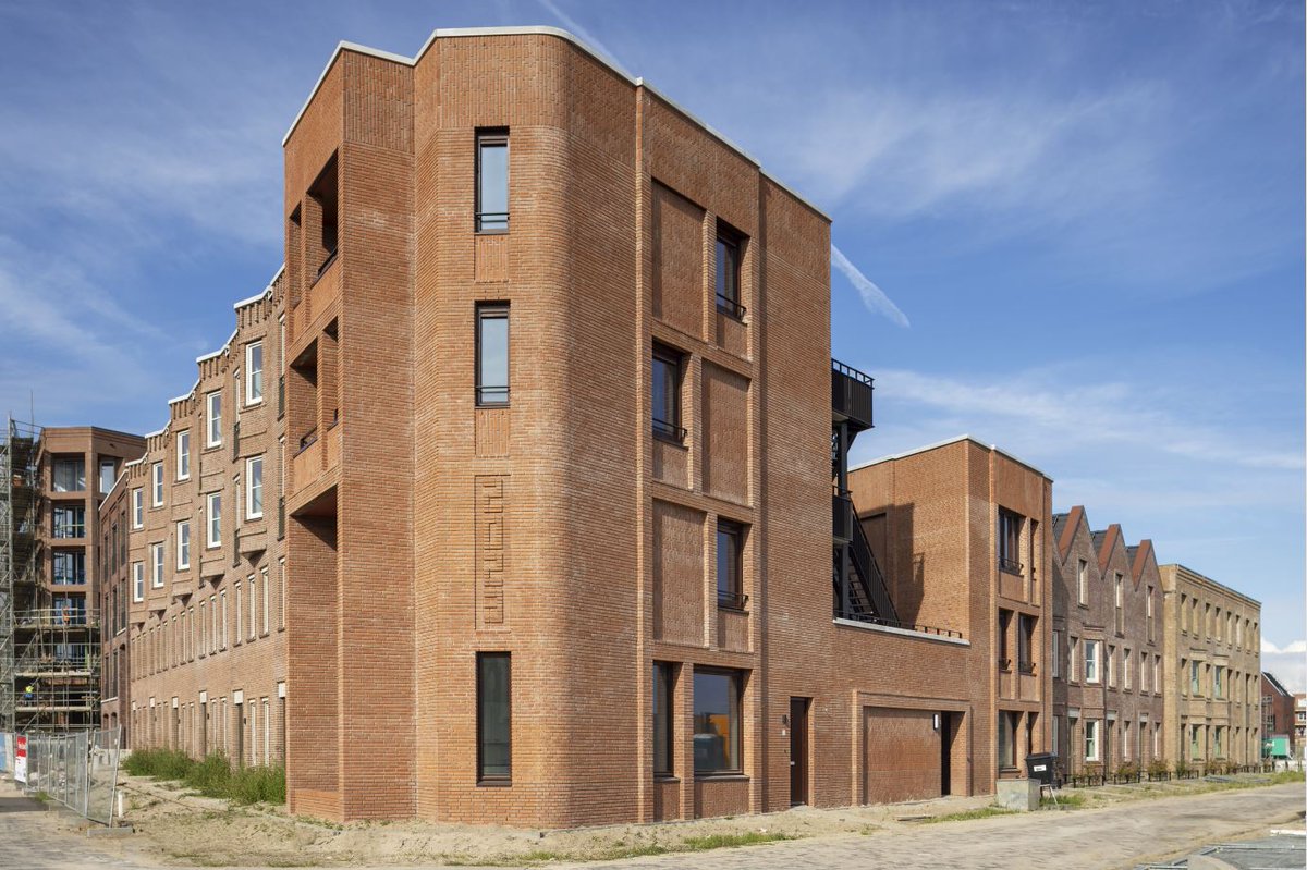 NOMINATIE 👏│Jasper Smits Architecten ontwierp in opdracht van de Alliantie Ontwikkeling B.V. 2 hoekgebouwen in New Brooklyn in #Almere. Hiermee is hij genomineerd voor de  Architectuurprijs Almere. Stem op dit prachtige ontwerp 👉 bit.ly/4dOBc8j #architectuurprijs