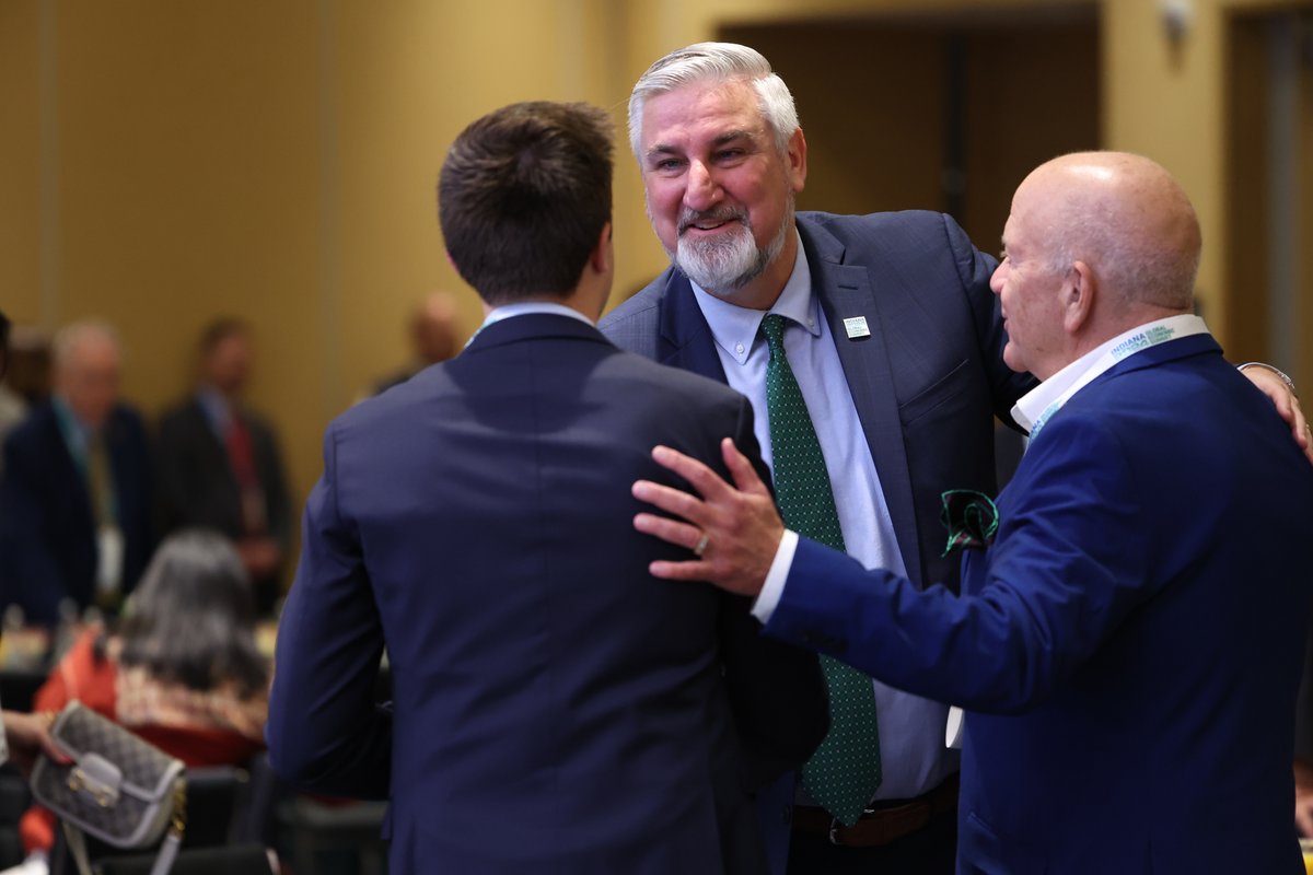 Indiana_EDC's tweet image. What a way to kick off the #INGlobalSummit! @GovHolcomb and Sec. Rosenberg welcomed our international guests to #Indiana during a diplomatic roundtable breakfast. We are delighted to host delegates from more than 40 countries at this summit!