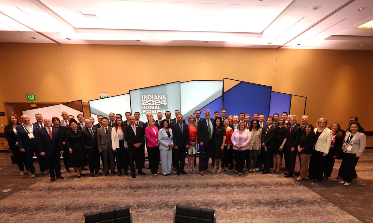 Indiana_EDC's tweet image. What a way to kick off the #INGlobalSummit! @GovHolcomb and Sec. Rosenberg welcomed our international guests to #Indiana during a diplomatic roundtable breakfast. We are delighted to host delegates from more than 40 countries at this summit!