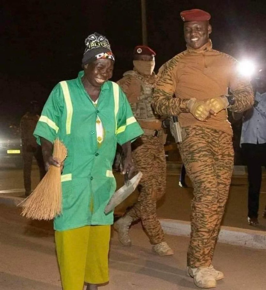 O presidente Ibrahim Traore de Burkina Faso 🇧🇫 segue criando políticas de valorização dos trabalhadores em seu país. Ele ajustou o valor do salário mínimo em quase 50% desde que chegou ao poder. Ele também diminuiu o salário de políticos e ministros em 30%.