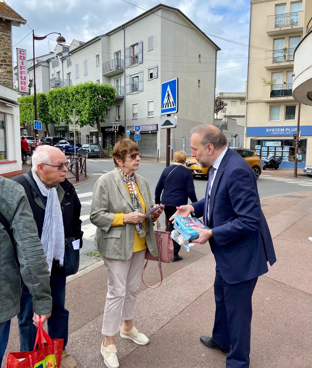 Sur le marché de Brétigny ce jeudi matin (et également dimanche) pour échanger sur les élections européennes et pour diffuser l’invitation à la réunion publique en présence de la Ministre Agnès Pannier-Runacher. Rendez-vous ce soir salle Maison Neuve à 19h ! #BesoindEurope