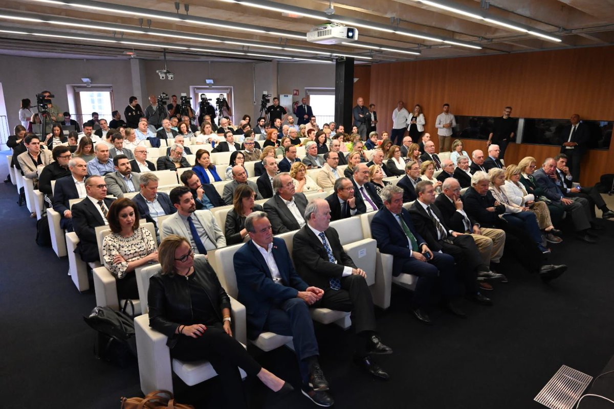 Muchas gracias a los que me acompañaron ayer en Madrid en la presentación de “Una emoción política”, en especial al asturiano #JavierFernández y al aragonés @Granvilas, dos gigantes de la política y de la literatura, dos grandes amigos,que, hablando de él, mejoraron mi libro