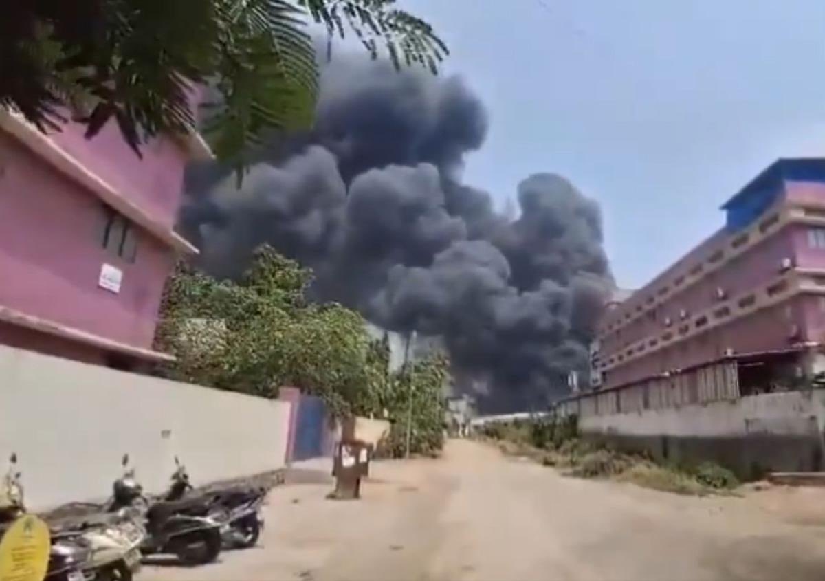 Vygrofficial's tweet image. Massive Fire after #BoilerExplosion in #Thane’s Dombivali Chemical Factory, killed 6 People and 35 are injured. #NDRF, TDRF, and #fire brigade Teams were called on the incident site.