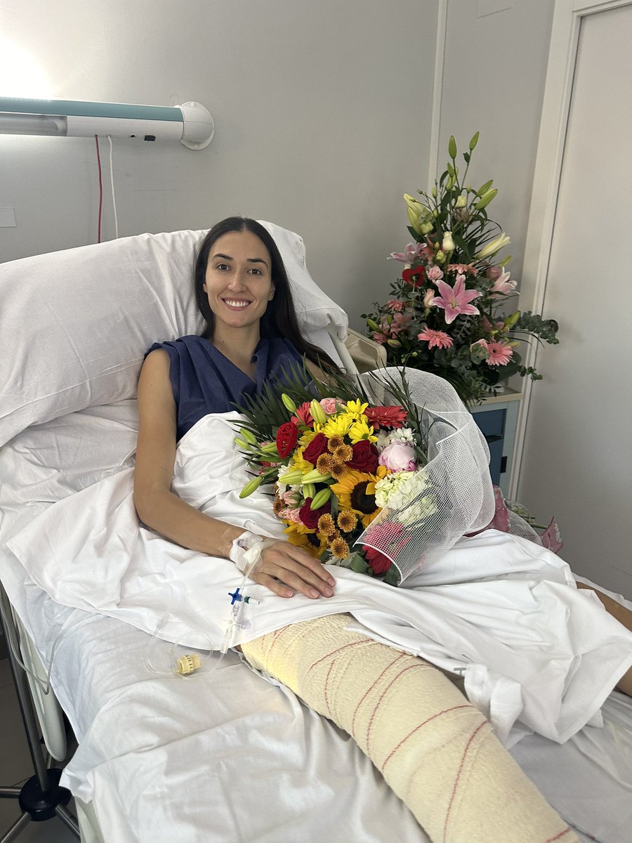 Belén Arrojo (@belenarrojo) on Twitter photo Ayer fui intervenida y todo salió genial.
Gracias a <a href="/CBJairis/">Hozono Global Jairis</a> por hacerlo todo fácil🖤💛
Gracias <a href="/quironsalud/">quirónsalud</a> por hacerme sentir como en casa🙏🏼
Y, por supuesto, a <a href="/JFAbellan/">Juanfry Abellán</a> por esas manitas y por ser un auténtico crack❤️
Un día más es un día menos, volveré más fuerte💪🏼 Ayer fui intervenida y todo salió genial.
Gracias a <a href="/CBJairis/">Hozono Global Jairis</a> por hacerlo todo fácil🖤💛
Gracias <a href="/quironsalud/">quirónsalud</a> por hacerme sentir como en casa🙏🏼
Y, por supuesto, a <a href="/JFAbellan/">Juanfry Abellán</a> por esas manitas y por ser un auténtico crack❤️
Un día más es un día menos, volveré más fuerte💪🏼