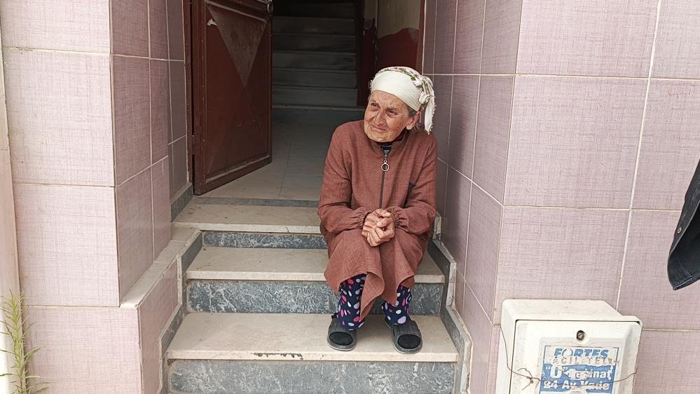 bpthaber's tweet photo. Bursa'da uzun ekmek almasını istediği 96 yaşındaki annesi fırından "yuvarlak ekmek aldı" diye evi terk eden 44 yaşındaki Bülent Dalgın'dan 20 gündür haber alınamıyor.

Anne: "20 gündür balkonda onu gözlüyorum, ne olur yalvarıyorum. Dön evine çocuğum, yavrum seni çok özledim ben" https://t.co/urE0h3OBY5